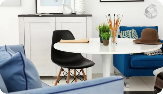 czarne krzesło Benny przy białym okrągłym stole, kontrastowy minimalizm